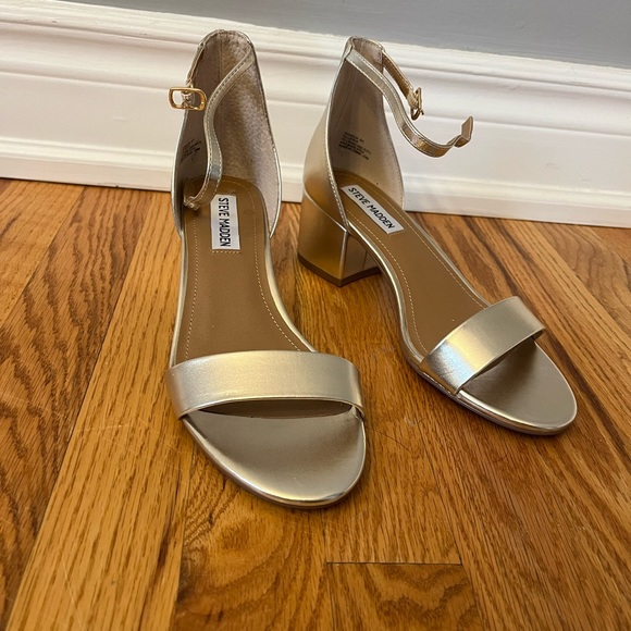 Steve Madden Gold heeled sandals BNWT - Picture 2 of 3